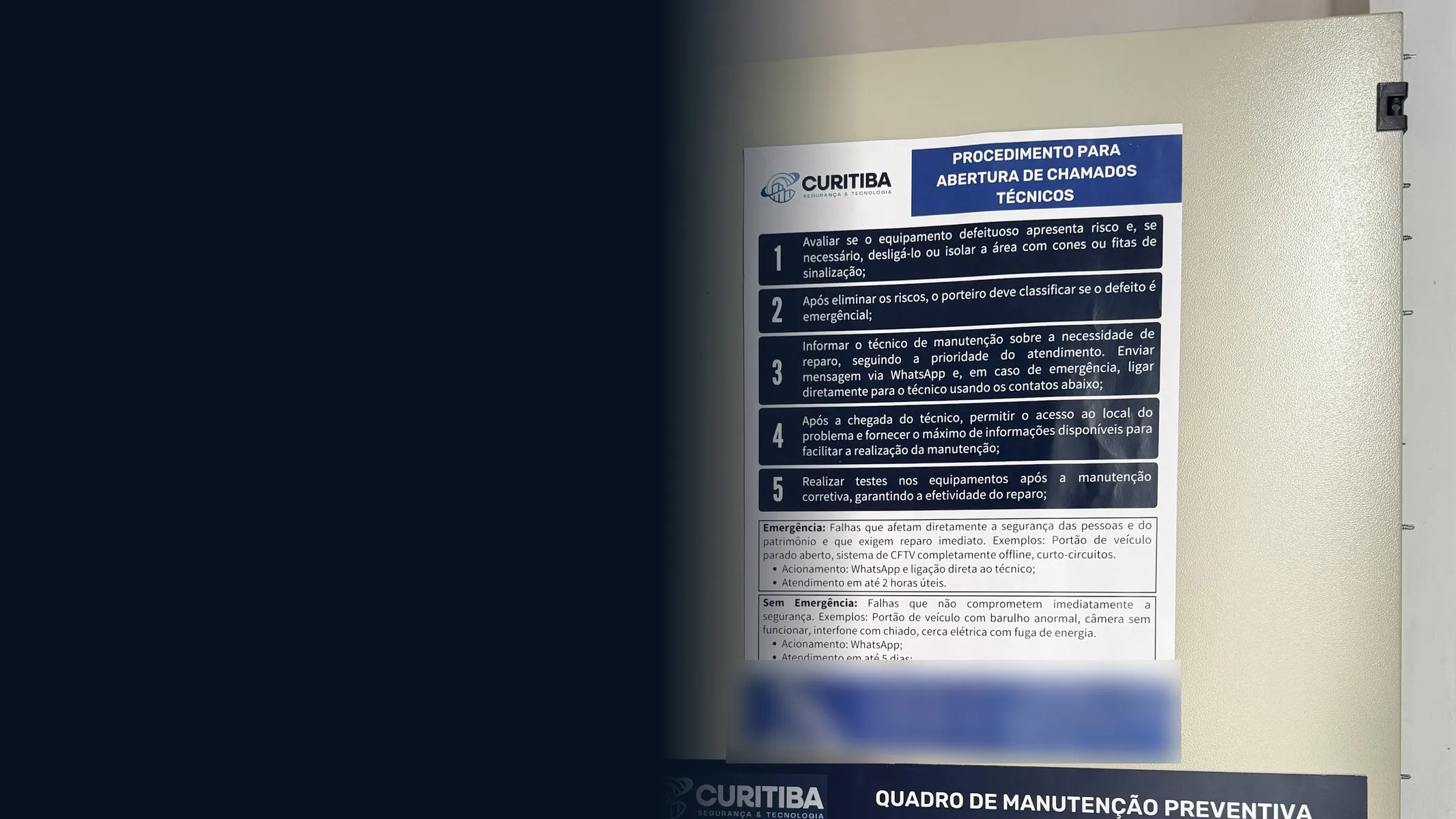 Painel na portaria de um condomínio com o procedimento de chamados técnicos e o quadro de manutenção preventiva da Curitiba